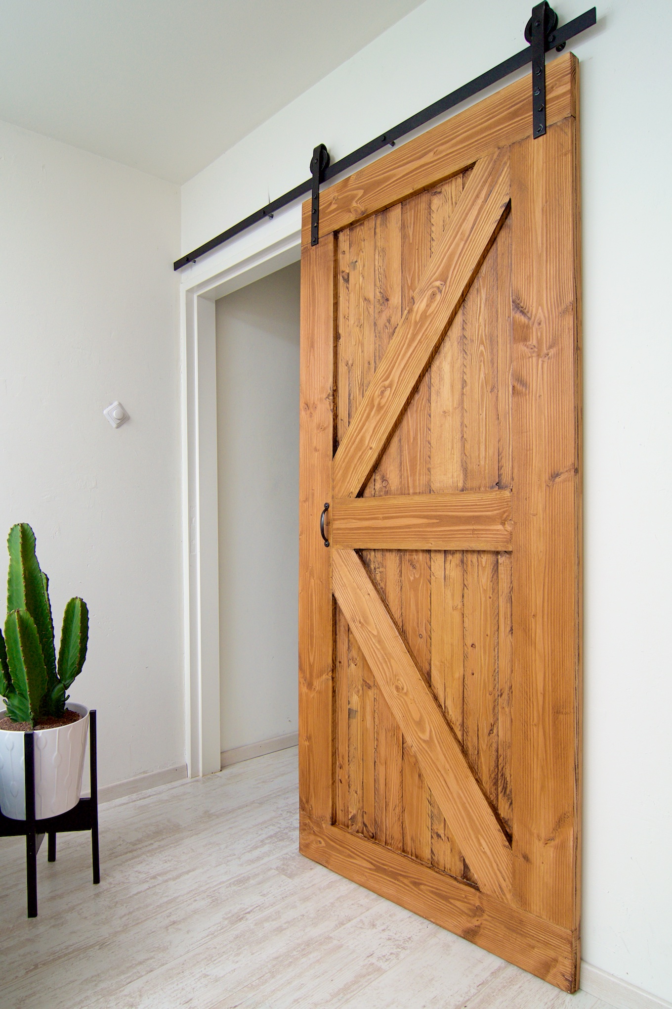 Hoe maak je een schuifdeur? (voor minder dan 50 euro) Houten muur ontwerp slaapkamer