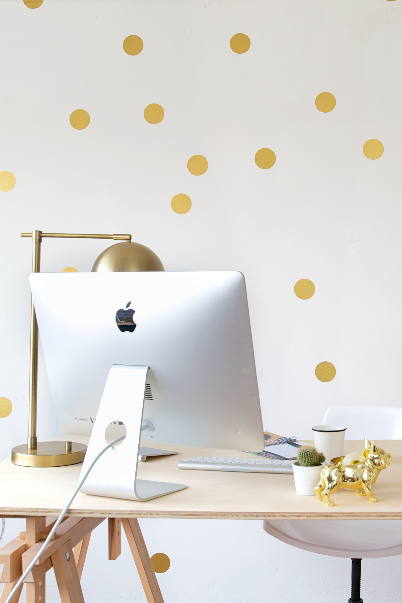 Gouden polkadot statement wall • a cup of life
