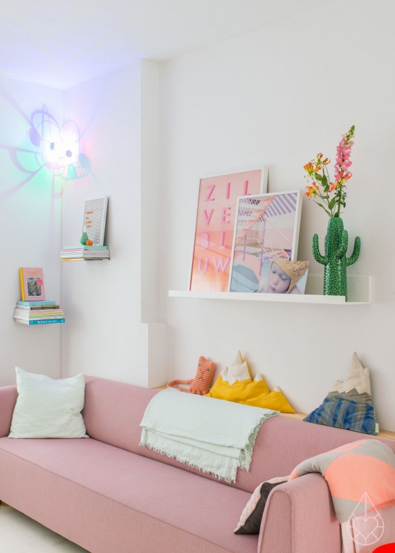 Kleurrijke interieurs (die niet op kinderkamers lijken) • a cup of ... Interieur kleurrijk woonkamer