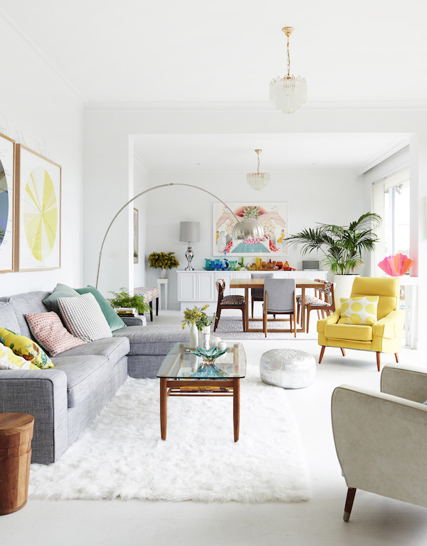 Kleurrijke interieurs (die niet op kinderkamers lijken) • a cup of ... Interieur kleurrijk woonkamer
