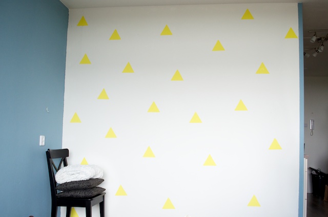 Gele driehoeken muur