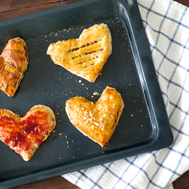 Bladerdeeg hapjes, bladerdeeg, wat is puff pastry, bladerdeeg vulling, wat te doen met bladerdeeg, bladerdeeg ontdooien, bladerdeeg bakken, bladerdeeg klaarmaken