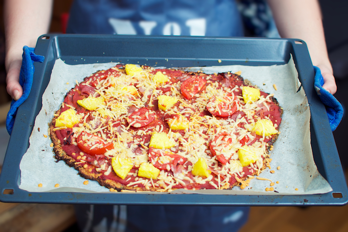 bloemkool pizza, bloemkool pizzabodem, recept bloemkoolpizza, recept bloemkoolbodem, recepten met bloemkool, zelf pizza maken, gezonde pizza,
