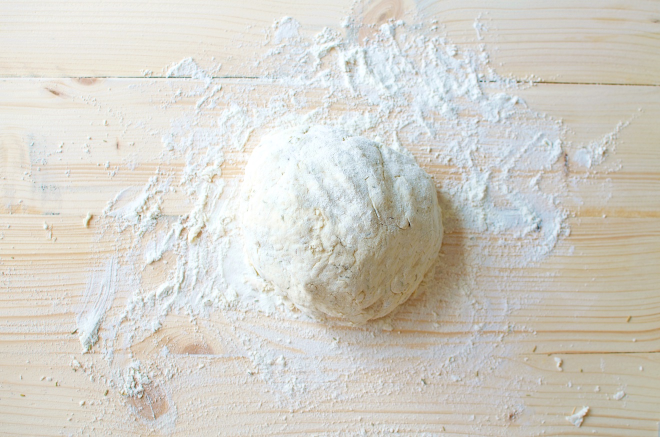 Brood gemaakt met maar twee ingrediënten. Brood gemaakt van yoghurt en zelfrijzend bakmeel