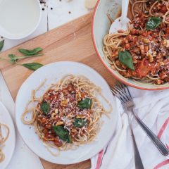 Gezonde vegan pasta met walnoten en champignons