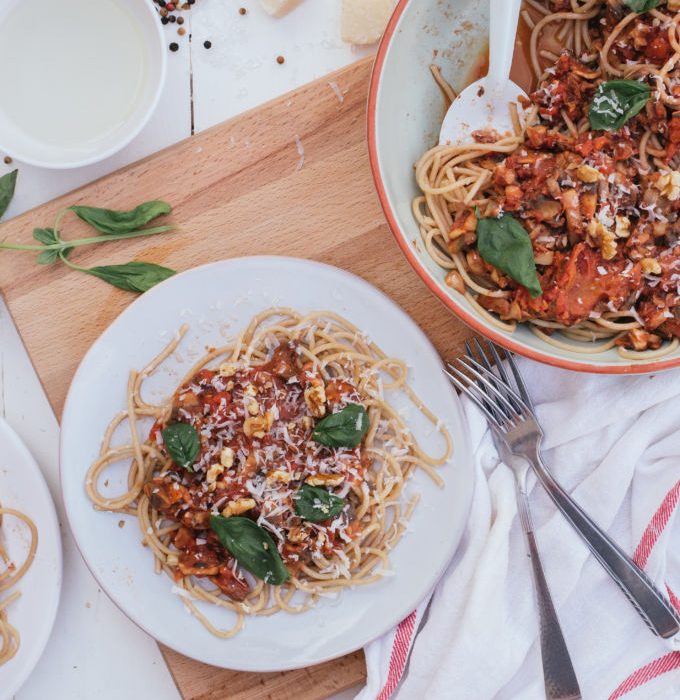 Gezonde vegan pasta met walnoten en champignons